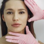 İple yüz germe uygulamasında cilt altına yerleştirilen askı ipleri