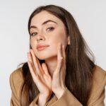 Botoks ve dolgu farklarını anlatan yüz anatomisi temelli medikal estetik bilgilendirme görseli