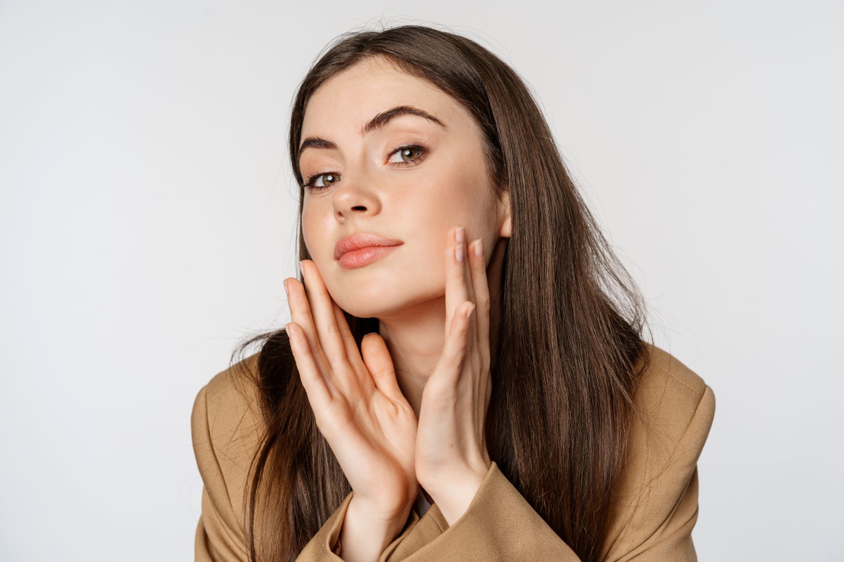 Botoks ve dolgu farklarını anlatan yüz anatomisi temelli medikal estetik bilgilendirme görseli