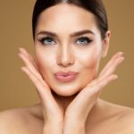 Alın bölgesinin yüz anatomisindeki konumunu ve dolgu değerlendirme sürecini gösteren medikal estetik görsel