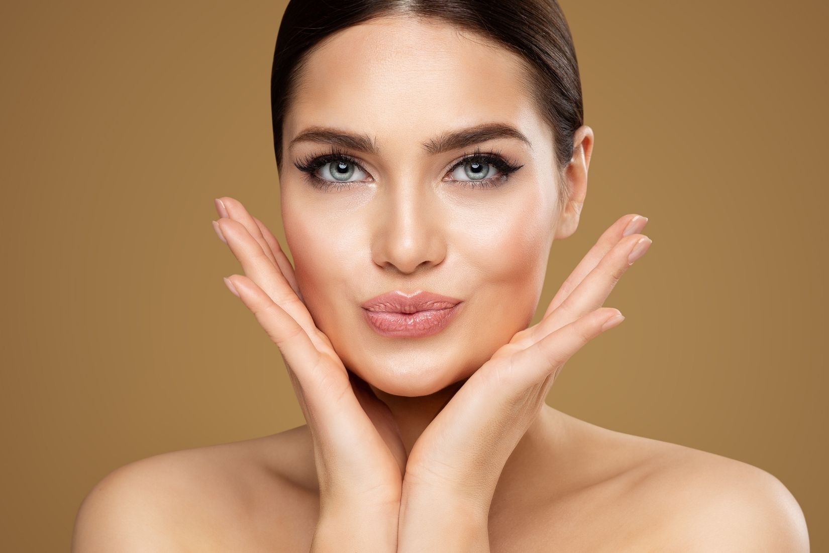 Alın bölgesinin yüz anatomisindeki konumunu ve dolgu değerlendirme sürecini gösteren medikal estetik görsel