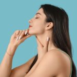 Çene hattı anatomisini ve jawline değerlendirme sürecini gösteren medikal estetik temalı bilgilendirici görsel