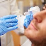 Erkeklerde masseter kasının çene hattındaki anatomik konumunu ve kas aktivitesini gösteren bilgilendirici medikal görsel.