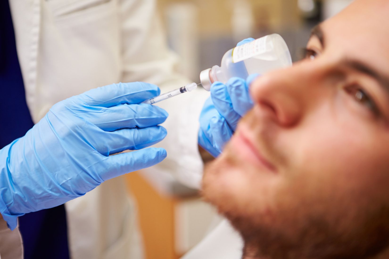 Erkeklerde masseter kasının çene hattındaki anatomik konumunu ve kas aktivitesini gösteren bilgilendirici medikal görsel.