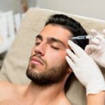 Erkek yüz anatomisi ve mimik kaslarının botulinum toksini planlaması öncesinde değerlendirilmesini gösteren medikal görsel.