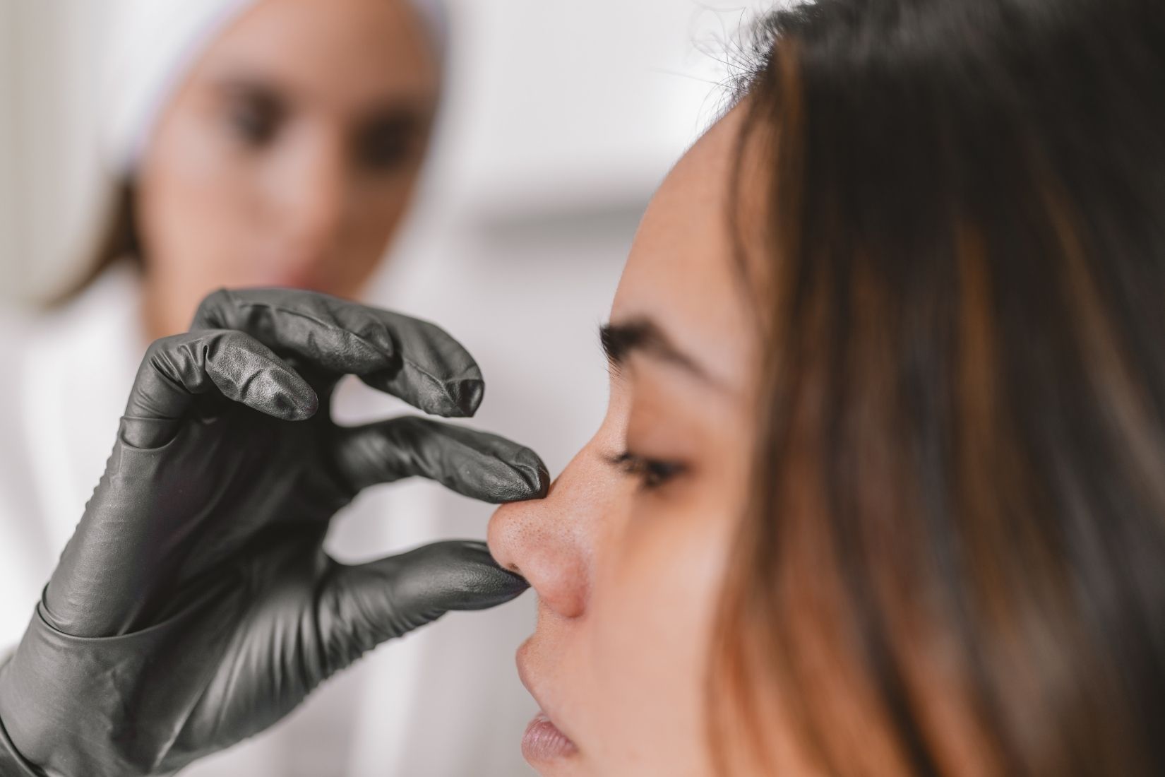 Burun dolgusu değerlendirmesinde burun sırtı, burun ucu ve profil anatomisini gösteren bilgilendirici medikal görsel.
