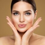Dolgu migrasyonu ve hyalüronik asit dolgunun yüz dokularındaki dağılımını gösteren bilgilendirici anatomik medikal görsel.