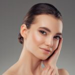 Yüz dolgularında hacim dağılımı ile alın, orta yüz, dudak ve çene arasındaki anatomik oranları gösteren medikal görsel.Yüz dolgularında hacim dağılımı ile alın, orta yüz, dudak ve çene arasındaki anatomik oranları gösteren medikal görsel.