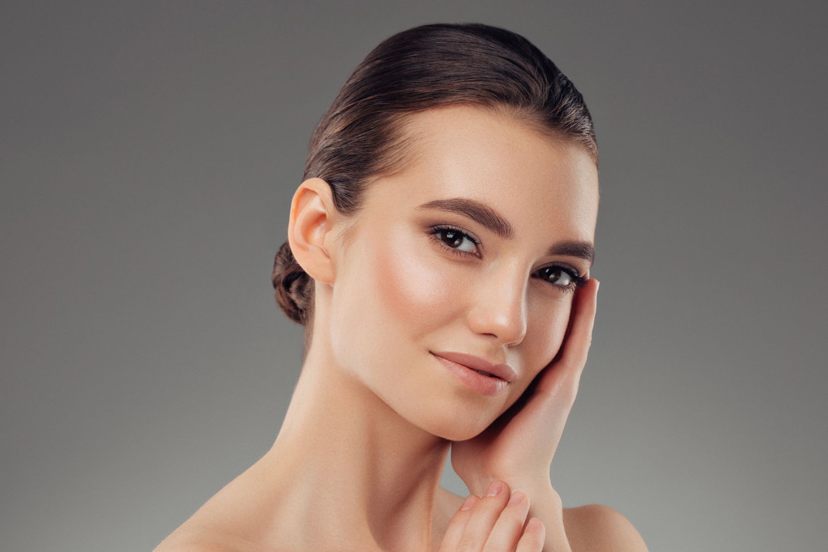 Yüz dolgularında hacim dağılımı ile alın, orta yüz, dudak ve çene arasındaki anatomik oranları gösteren medikal görsel.Yüz dolgularında hacim dağılımı ile alın, orta yüz, dudak ve çene arasındaki anatomik oranları gösteren medikal görsel.