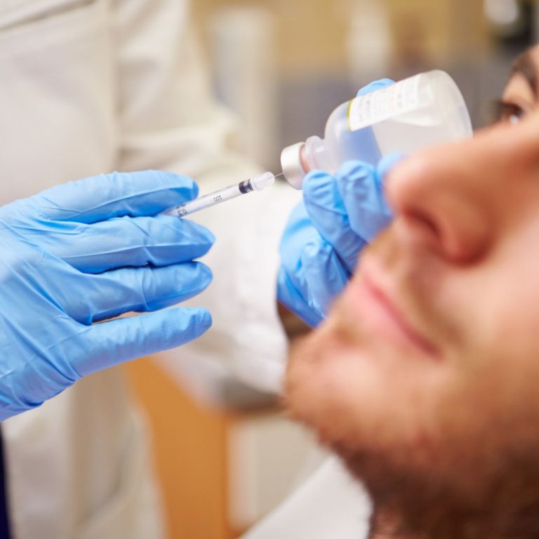 Erkeklerde masseter kasının çene hattındaki anatomik konumunu ve kas aktivitesini gösteren bilgilendirici medikal görsel.