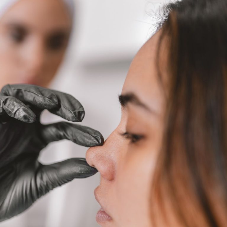 Burun dolgusu değerlendirmesinde burun sırtı, burun ucu ve profil anatomisini gösteren bilgilendirici medikal görsel.