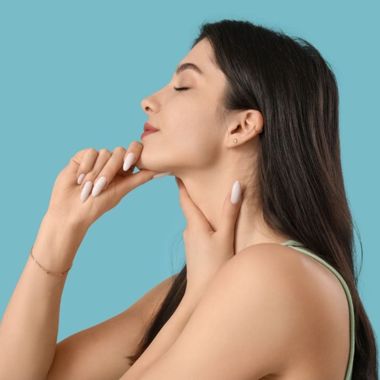 Çene hattı anatomisini ve jawline değerlendirme sürecini gösteren medikal estetik temalı bilgilendirici görsel