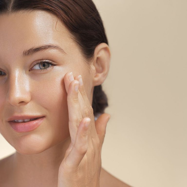 Yüz mezoterapisi uygulamasında cilt değerlendirmesi ve yüz anatomisinin incelendiğini gösteren medikal estetik görsel